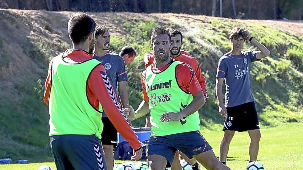 Ortuño, el primjero de frente, en su único entrenamiento en los Anexos.-BALCAZA