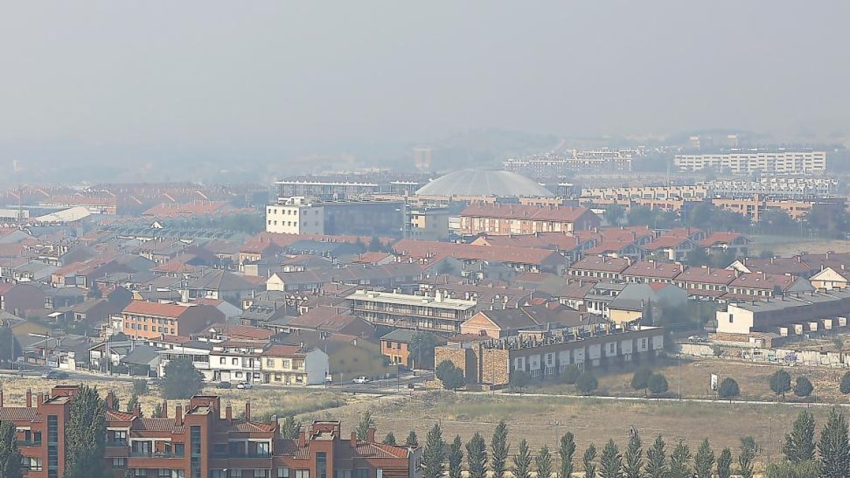 Vista del lado sur de Parquesol y del barrio de Aranzana de Arroyo de la Encomienda ayer, bajo la nube de humo procedente de Galicia.-J.M. LOSTAU