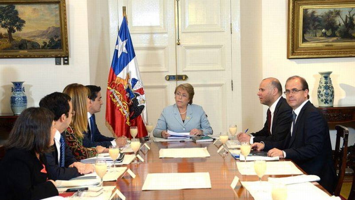 La presidenta de Chile, Michelle Bachelet (c), durante su reunión con ministros miembros del Comité de Política, el miércoles 6 de mayo.-Foto: SEBASTIAN RODRIGUEZ / EFE
