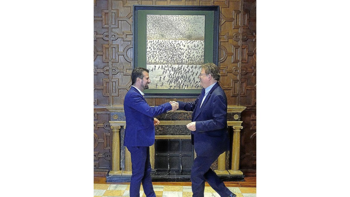 Luis Tudanca y Ximo Puig se saludan al inicio de su encuentro en la Generalitat valenciana.-ICAL