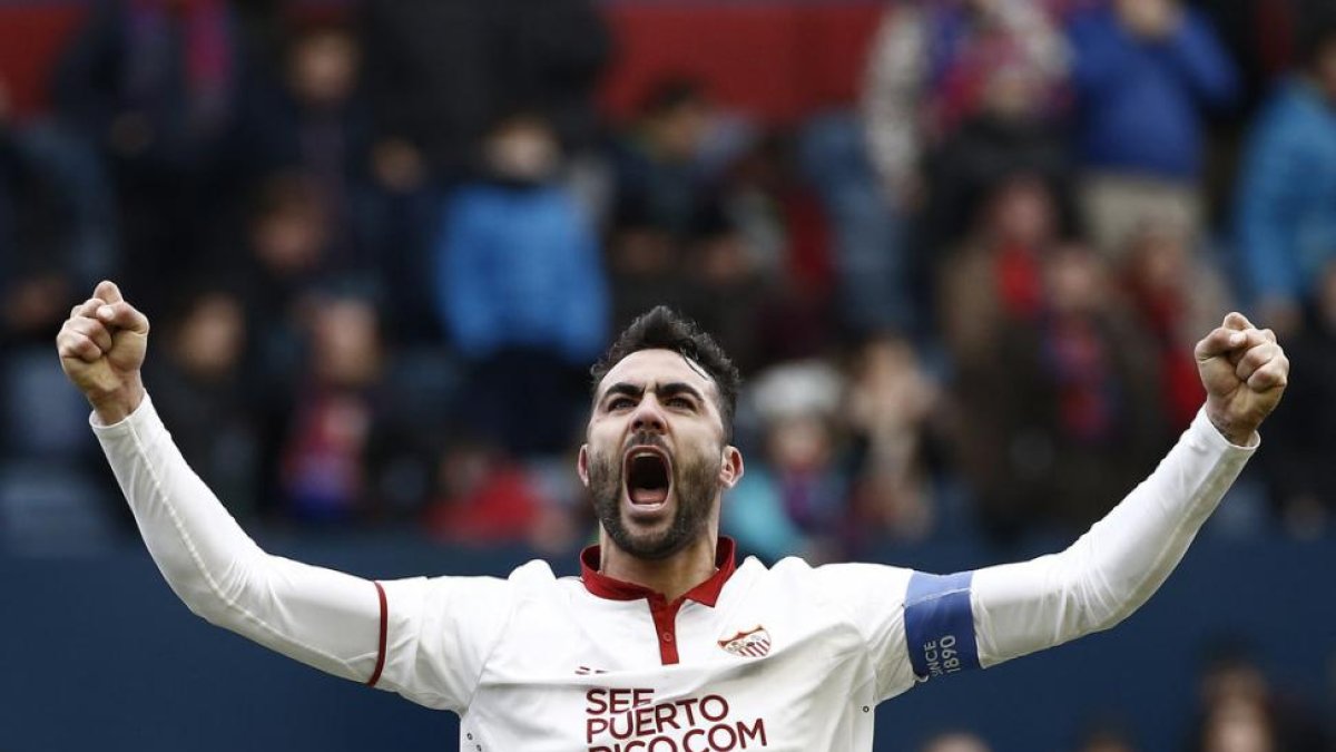 El centrocampista del Sevilla Vicente Iborra celebra la victoria ante Osasuna.-EFE