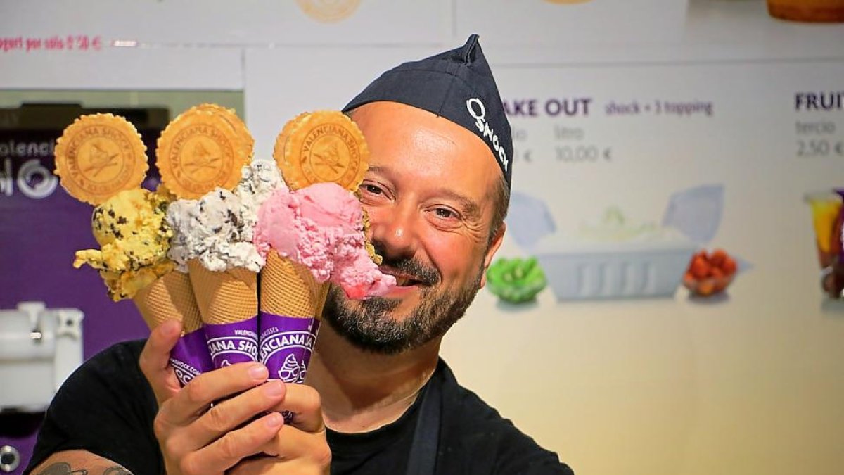 Vicente Bravo Cerdá muestra tres de los helados que fabrican en Zamora.-J. L. C.