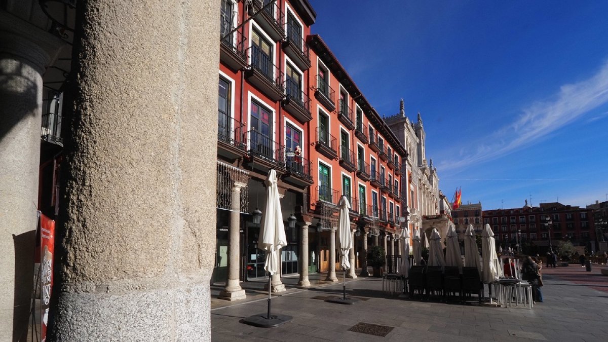 UNA GRIETA CONVERTIDA EN ‘HILO’. La columna del número 19 de la Plaza Mayor de Valladolid tiene una marca distinta a las demás. / PABLO REQUEJO (PHOTOGENIC).