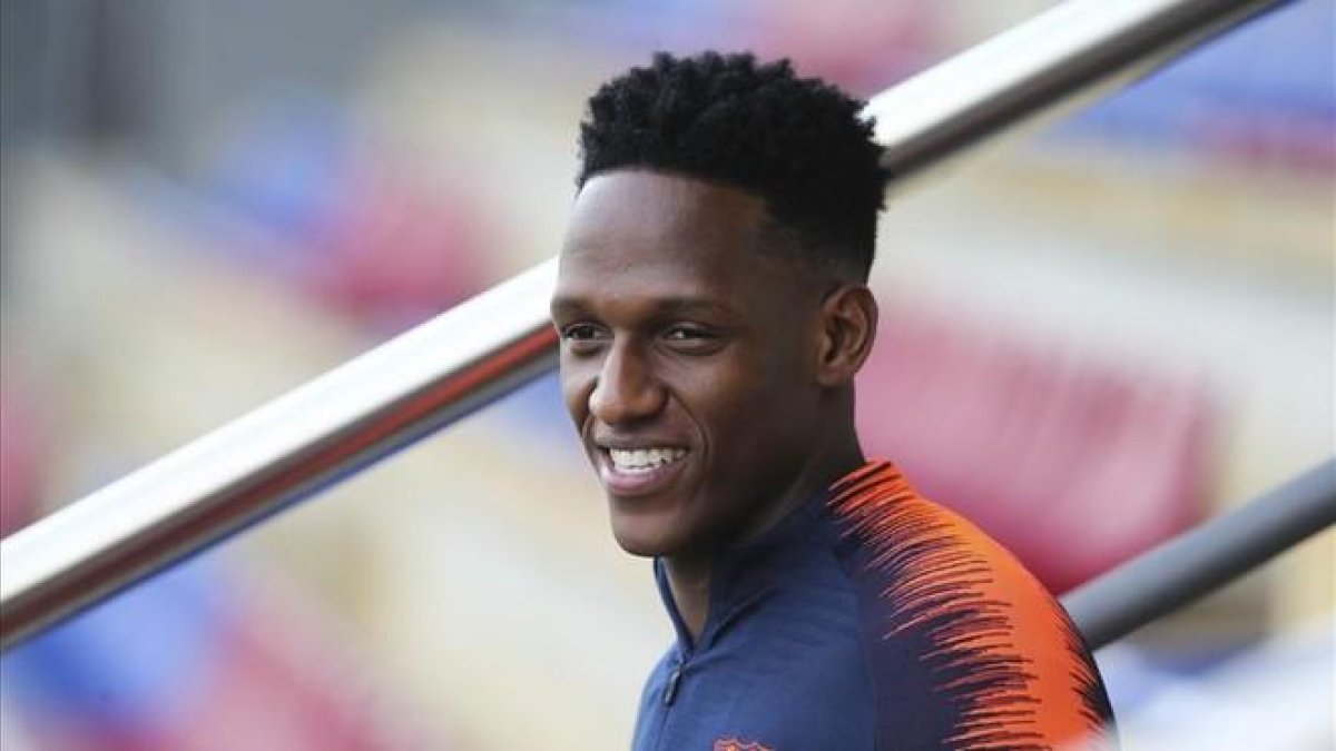 Yerry Mina en un entrenamiento con el Barcelona.-