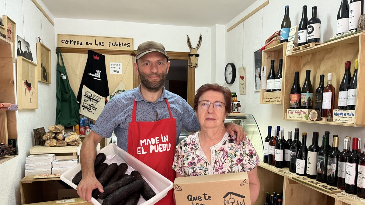Alberto Santodomingo posa con su madre Milagros.  / ECB