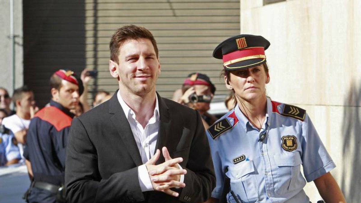 El futbolista del F.C.Barcelona Lionel Messi, en 2013 a su llegada al juzgado de Gavà, donde declaró como imputado ante el titular del juzgado número 3, acusado de defraudar a Hacienda cerca de 4 millones de euros.-Foto: EFE/ ARCHIVO