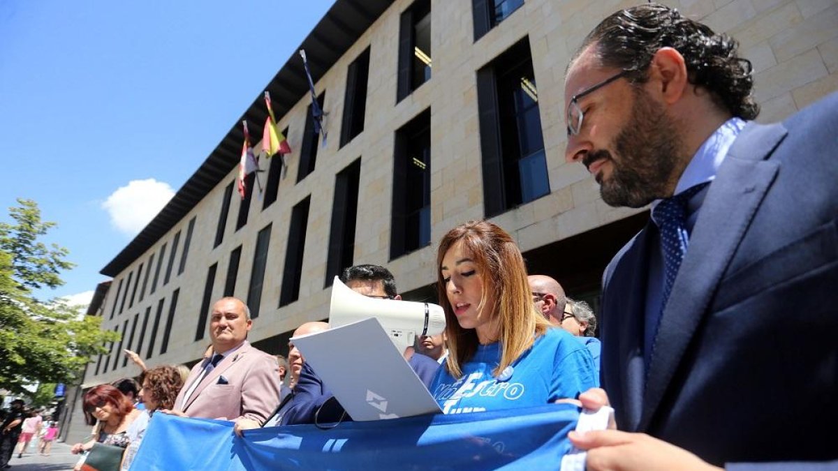 Los abogados de turno de oficio se manifiestan en la puerta de los juzgados.-ICAL