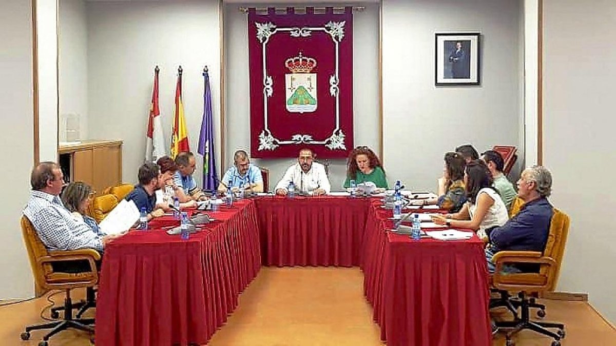 Corporación municipal de Tordesillas en una sesión celebrada en el salón de Plenos del Ayuntamiento.-EL MUNDO