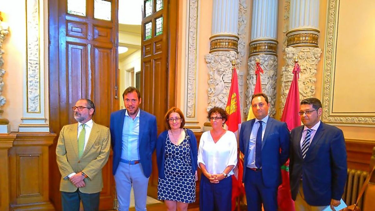 Jesús Verdugo, Óscar Puente, Helena Sánchez, Rafaela Romero, Jesús Guinea y Javier Martín tras la firma del convenio.-E. M.