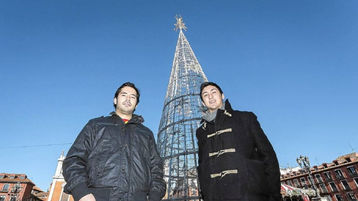 Adri y Ofá posan en la Plaza Mayor tras su regreso-M. Á. SANTOS