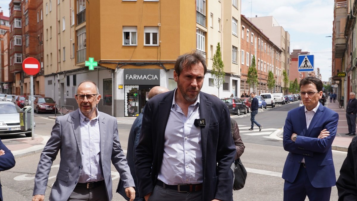 Óscar Puente, entre el concejal Juan Carlos Hernández y el portavoz socialista Pedro Herrero. ICAL