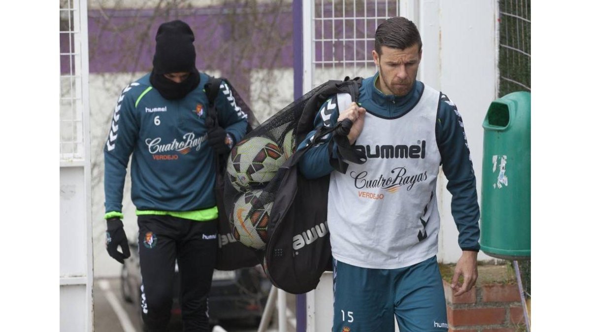 Chus Herrero entra en los Campos Anexos seguido de un abrigado Jesús Rueda-Pablo Requejo