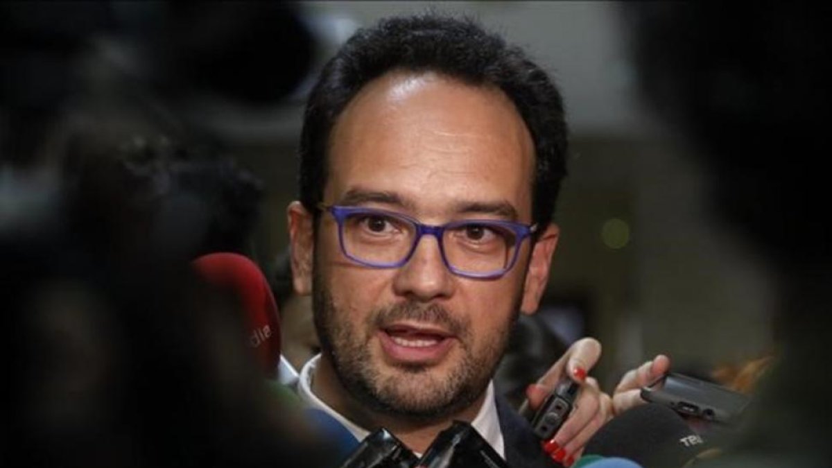 El portavoz socialista en el Congreso, Antonio Hernando, en su comparecencia ante los medios este martes.-AGUSTÍN CATALAN