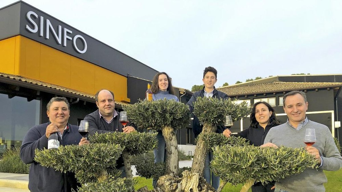 De izda. a dcha.: Miguel, Sergio, Daniela, Marcos, Pilar y Juan Antonio, todos ellos miembros de la familia,en el jardín de la bodega de Mucientes.-