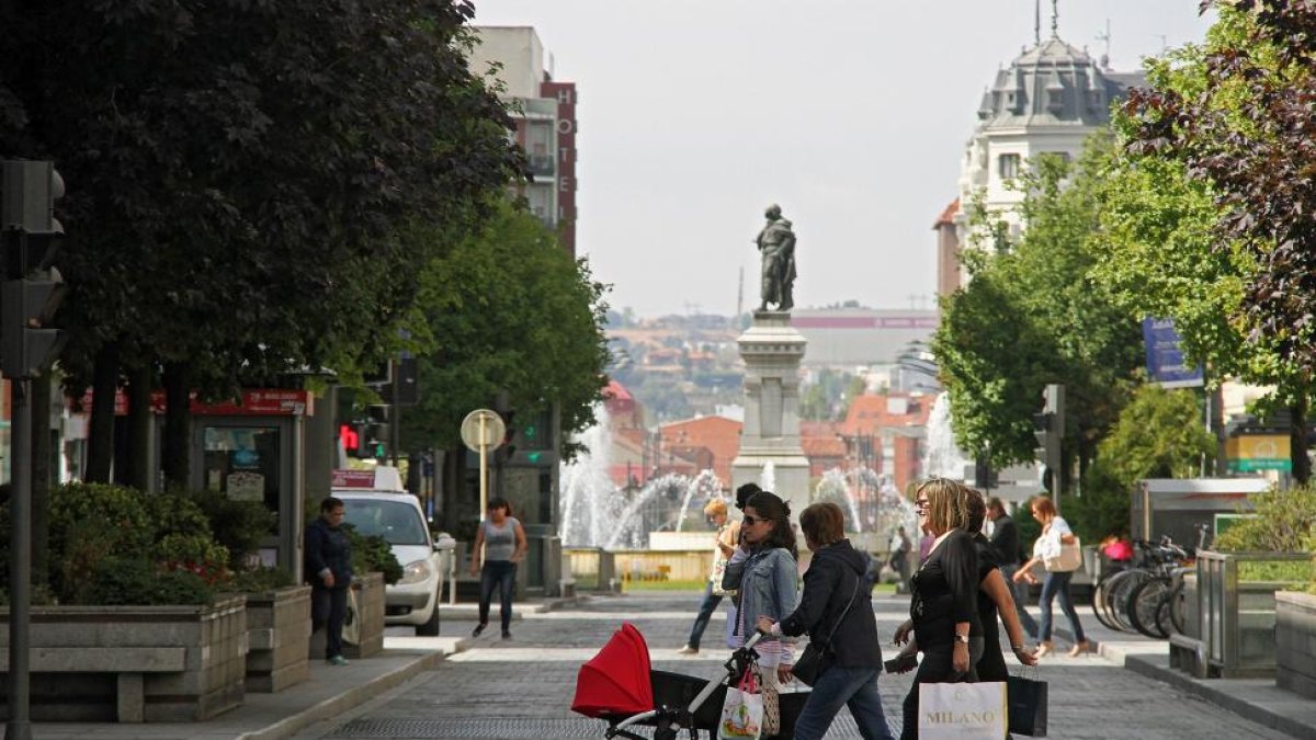 La calle más céntrica de León, Ordoño II, sin coches.-ICAL