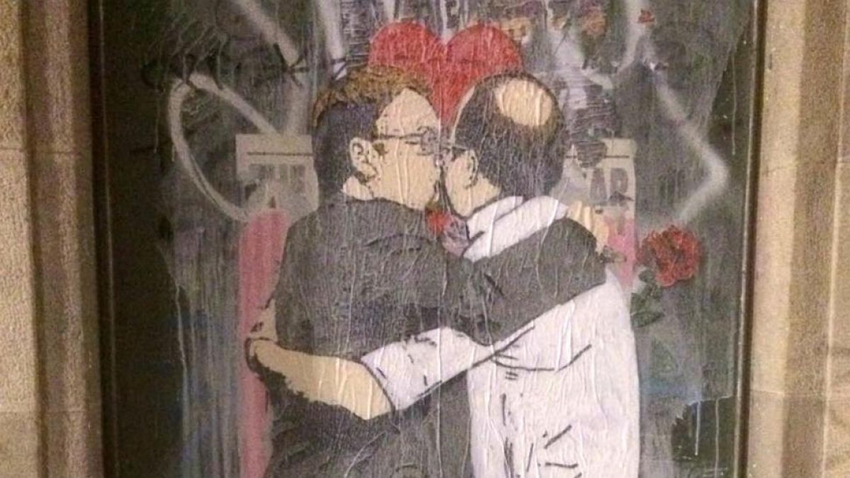 Beso entre Xavier Domènech y Miquel Iceta, obra del artista urbano Tvboy.-TVBOY