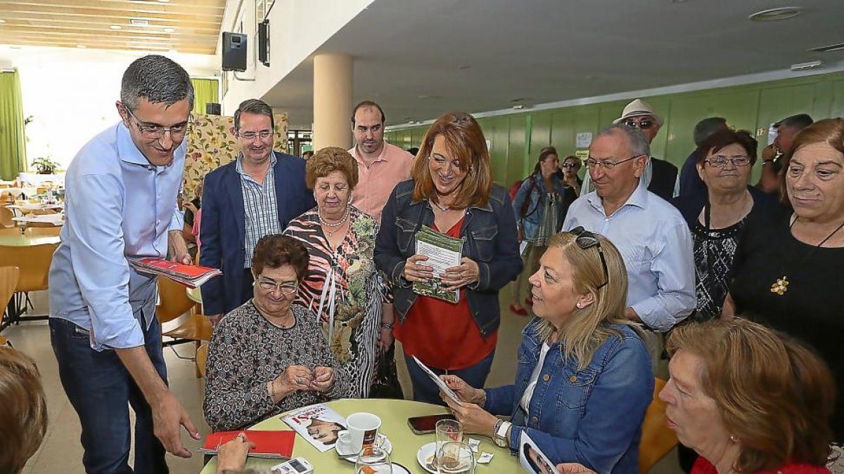 Eduardo Madina y Soraya Rodríguez visitan el hogar del jubilado de Laguna.-ICAL