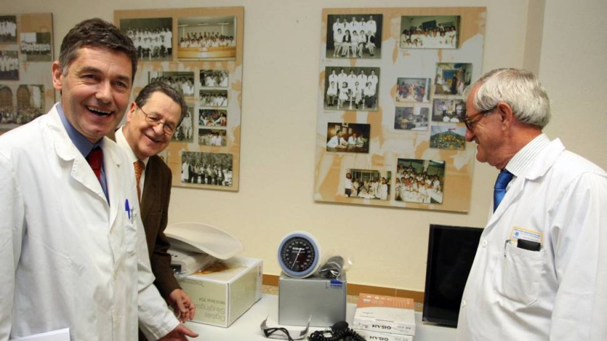 El gerente del Hospital Clínico de Valladolid, José María Eiros (I), y el presidente de la Asociación Española Contra el Cáncer de Valladolid, Francisco Javier Arroyo (C) y el doctor Javier Álvarez Guisasola (D)-Ical