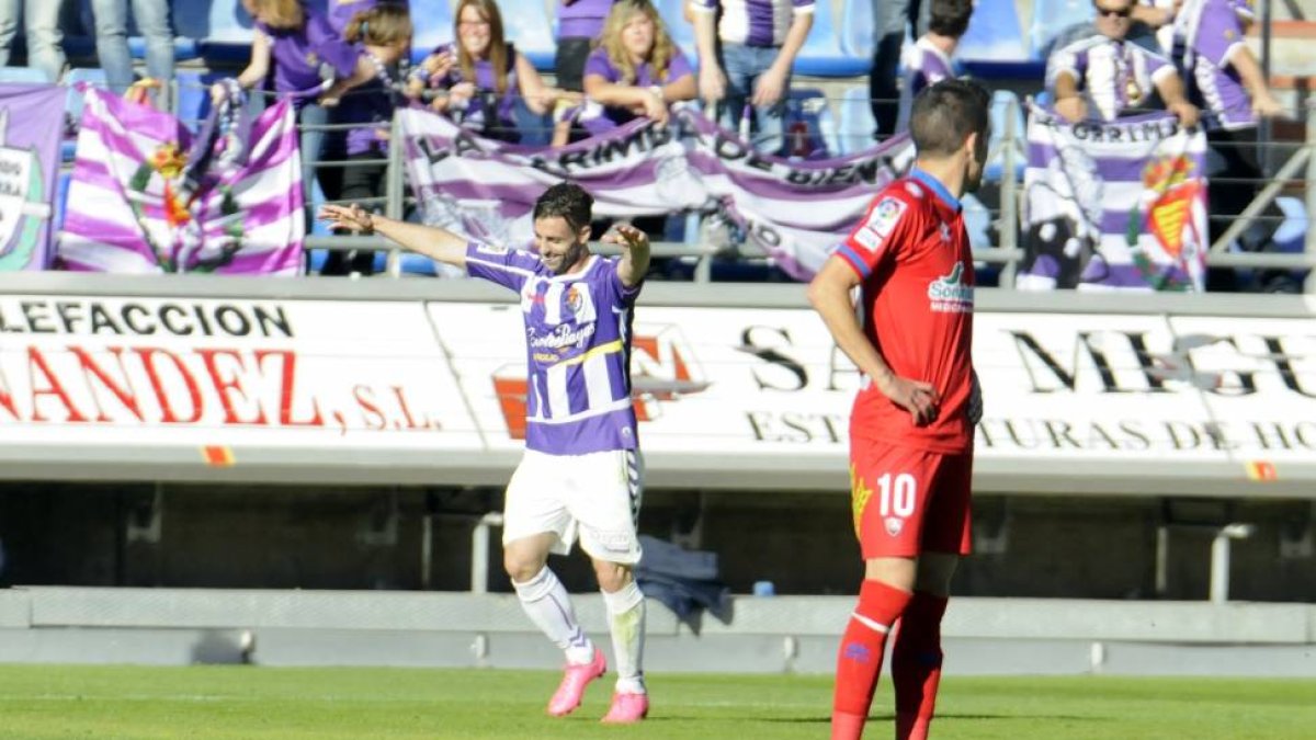 Rodri celebra su gol levantando los brazos ante los hinchas pucelanos desplazados.-Diego Mayor