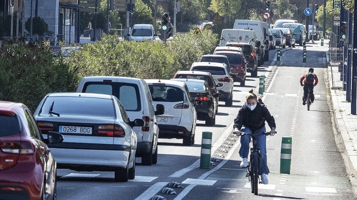 Nuevos carriles para bicicletas en Isabel la Católica en la capital vallisoletana. MIGUEL ÁNGEL SANTOS
