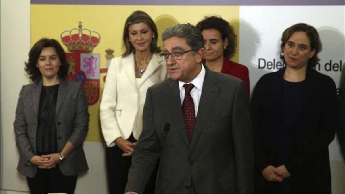 El nuevo delegado del Gobierno en Cataluña, Enric Millo, jurando el cargo en la toma de posesión.-Toni Albir
