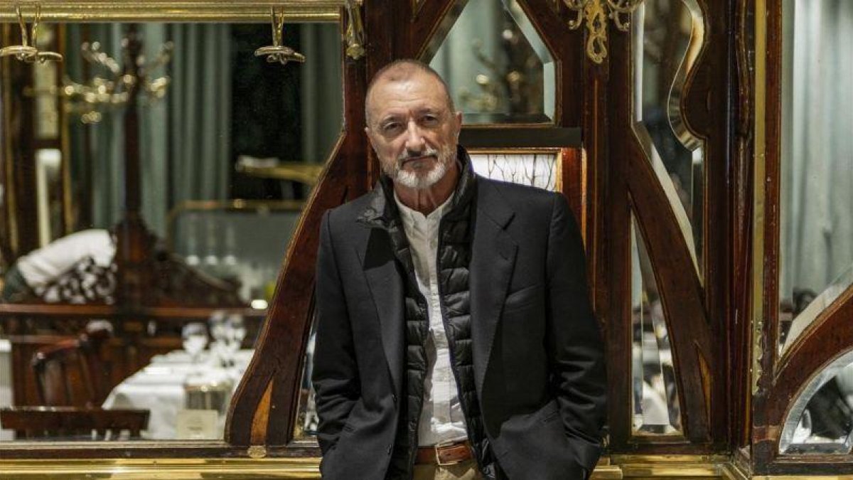 Arturo Pérez-Reverte, el pasado lunes en París, donde transcurre Sabotaje, tercera entrega de la serie Falcó.-JEOSM