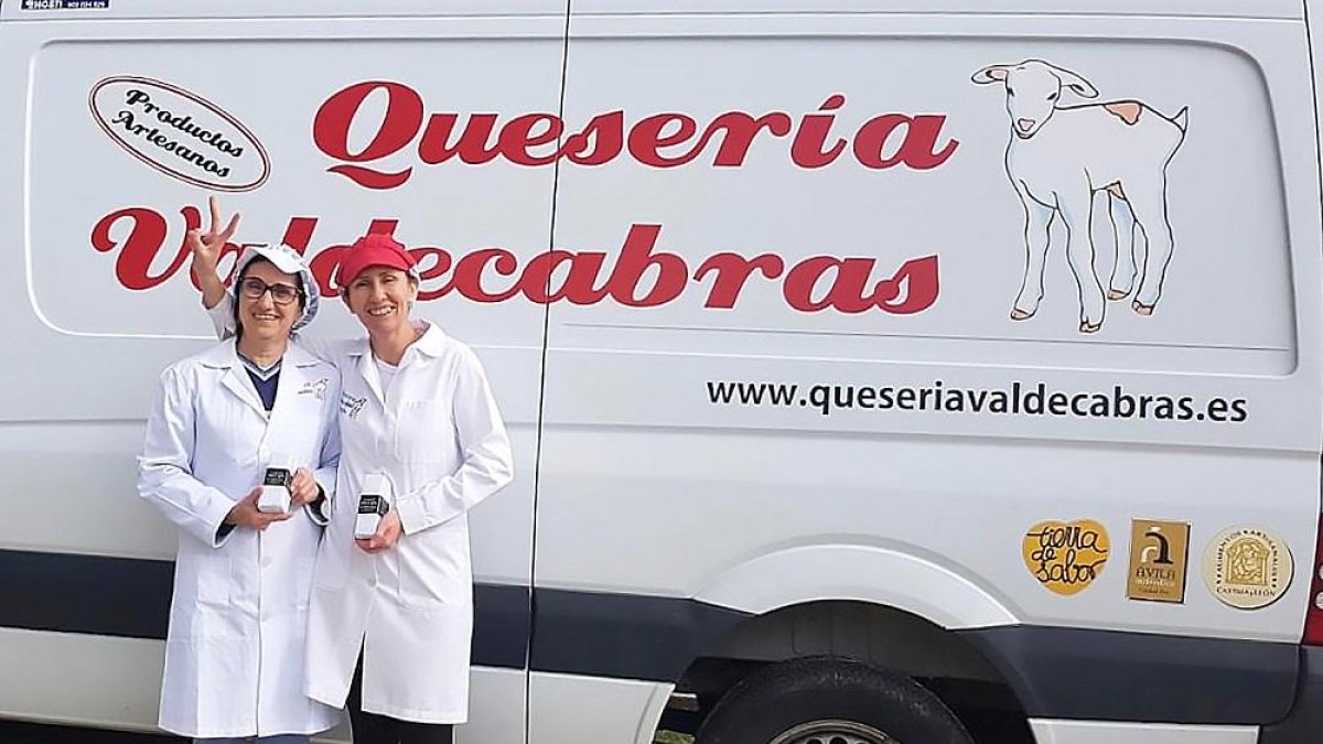 Las hermanas María de Chilla y Begoña Chozas con un lote de productos ante su furgoneta distribuidora.-A. G.