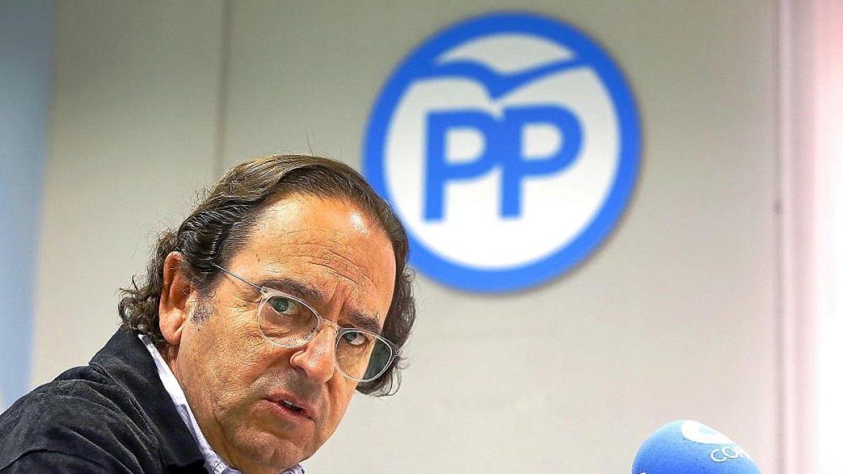 El senador leonés Luis Aznar, en la rueda de prensa de ayer.-ICAL