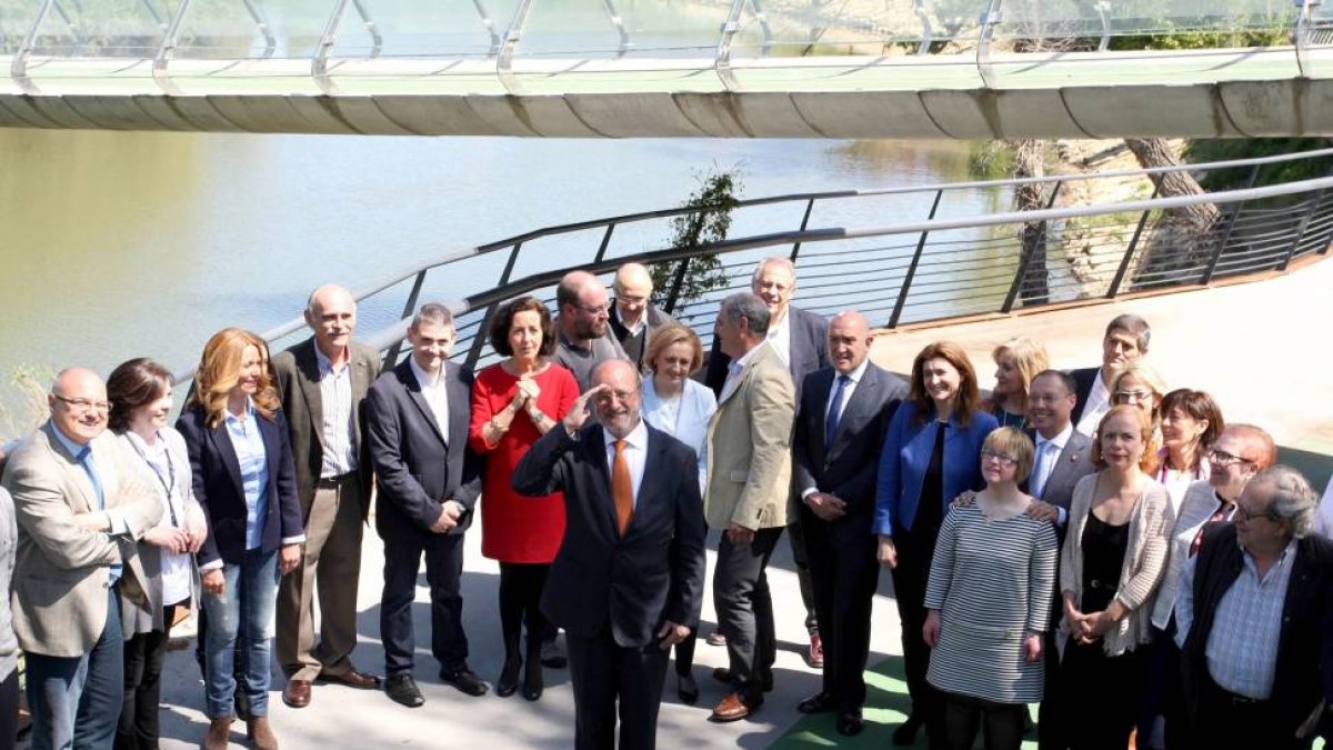 El alcalde de Valladolid y candidato a la reelección, Javier León de la Riva, posa junto a los 28 candidatos del PP al Ayuntamiento de Valladolid-Ical