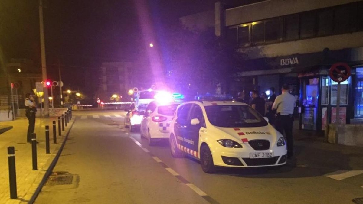 Policía local y Mossos identifican a miembros de la CUP en el inicio de la campaña del referéndum en Cerdanyola-CUP (TWITTER)