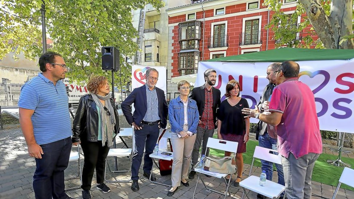 Juanma del Olmo (c) y  Miguel Saravia, a su izquierda, durante el encuentro abierto.-ICAL