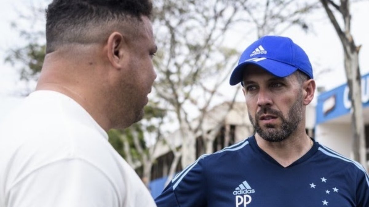 Ronaldo conversa con Pezzolano en Cruzeiro. / FÚTBOL Y PROGRESO