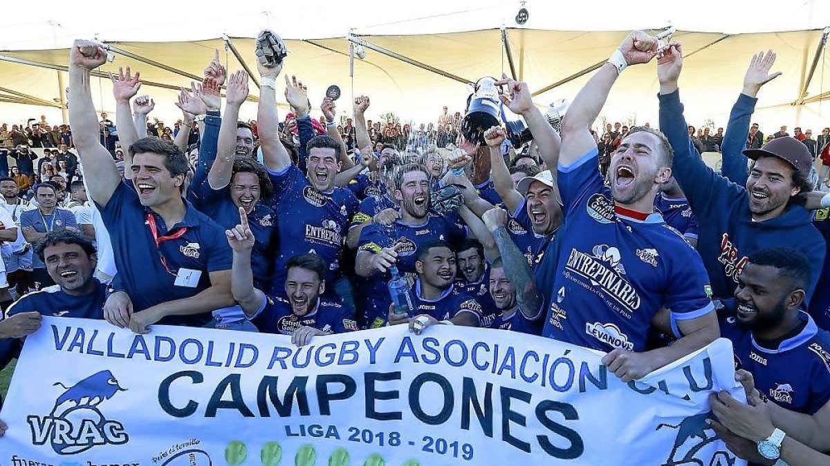 Los jugadores del VRAC Quesos Entrepinares celebran su último título, el de campeones de la pasada Liga.-J. M. LOSTAU