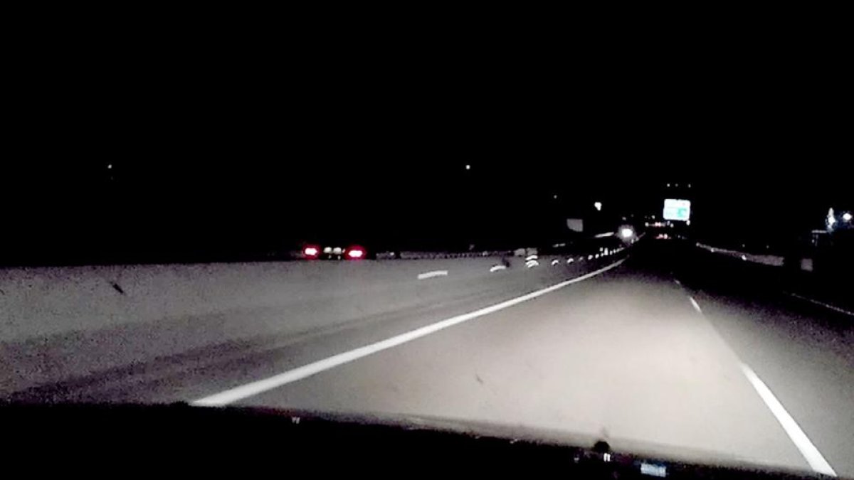 La colaboración de otros conductores facilitó localización del ‘kamikaze’, que se desplazaba en dirección contraria como muestran las imágenes. Pertenecen a un vídeo realizado por uno de esos ciudadanos, colgado en la web www.diariodevalladolid.es.-EL MUNDO