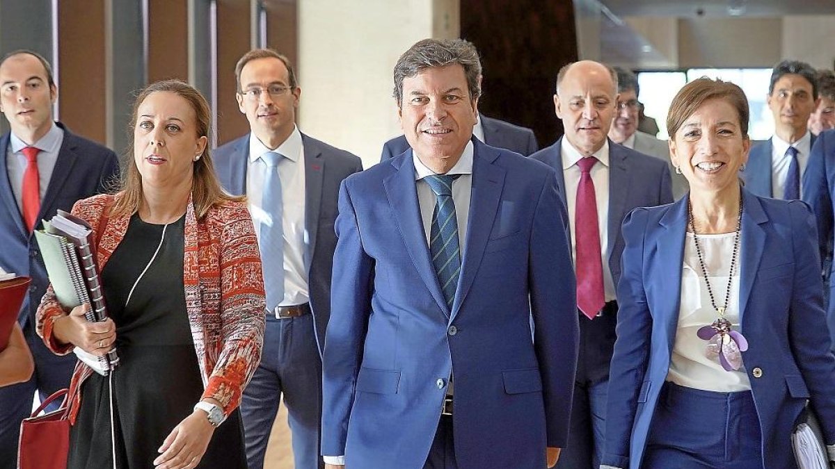 Carlos Fernández Carriedo con parte de su equipo antes de comenzar su intervención en las Cortes.-ICAL