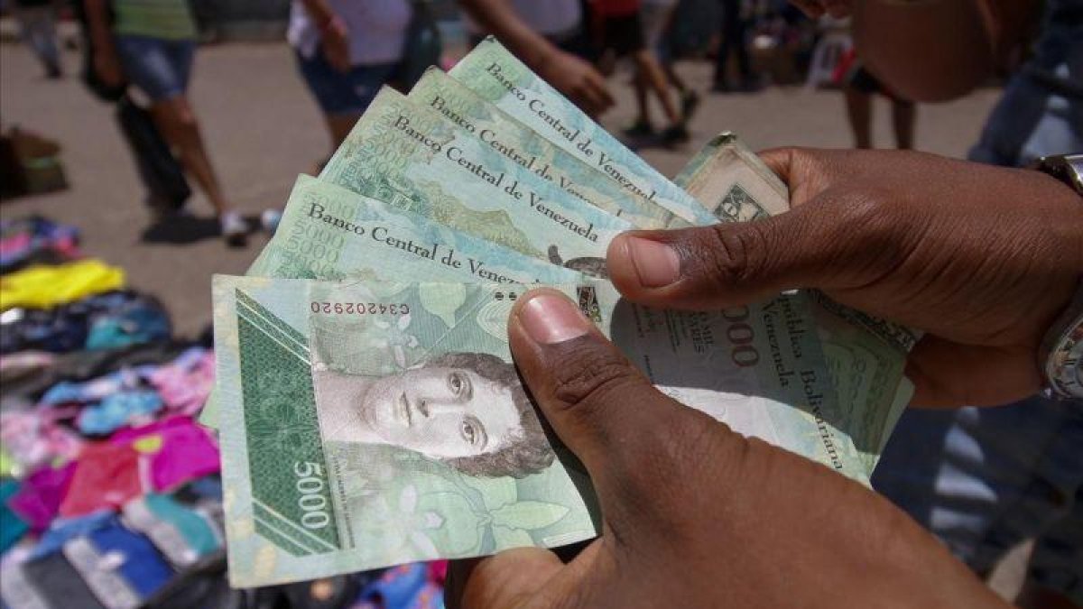 Nuevos billetes de bolívar.-AFP / SCHNEYDER MENDOZA