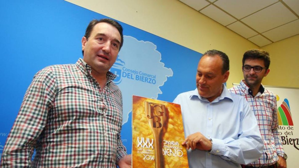 El presidente del Consejo Comarcal del Bierzo, Alfonso Arias (C), junto a los representantes de la Asociación de Restaurantes del Bierzo Adriano Cubelos (I), y Baldomero Sánchez (D)-Ical