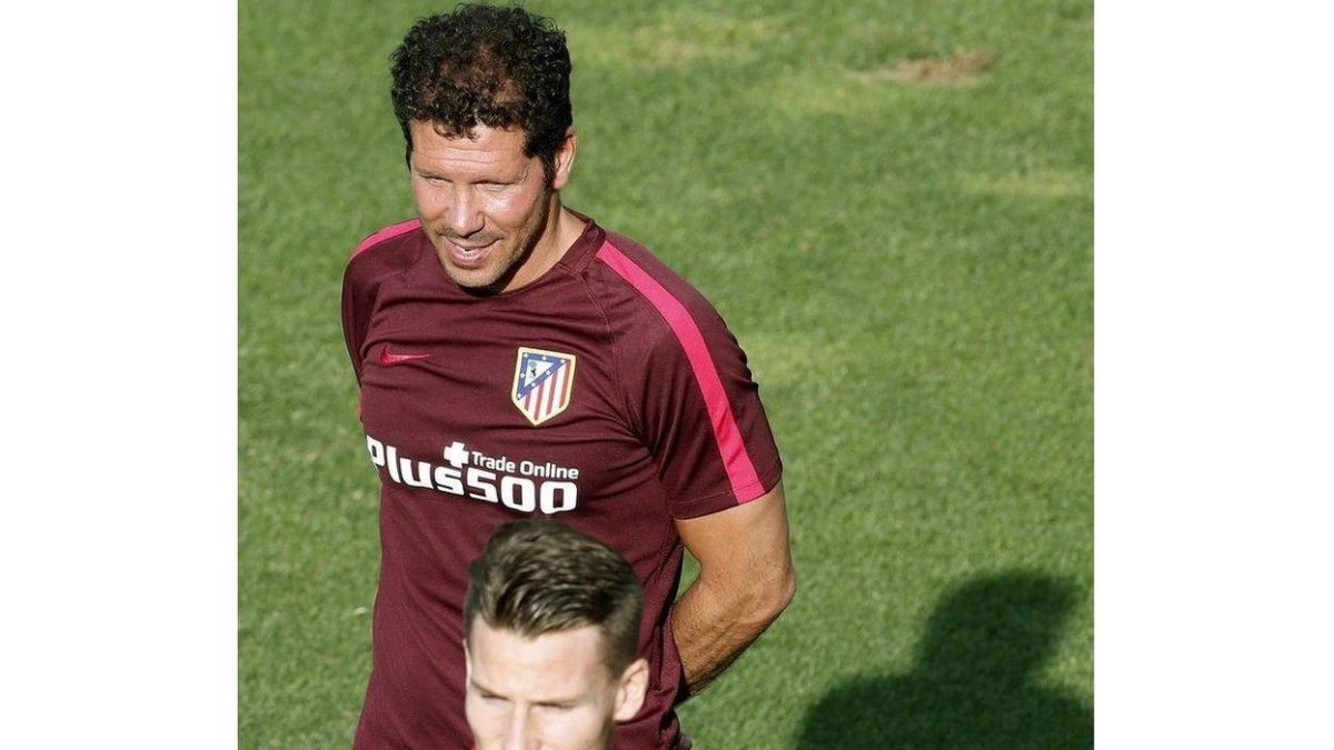 Simeone y Gameiro, durante el entrenamiento del Atlético en su ciudad deportiva el miércoles día 17.-MARISCAL / EFE