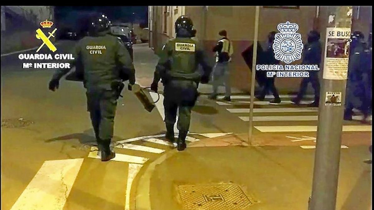 Guardias civiles, poco antes de iniciar uno de los registros a la banda del BMW.-E.M.