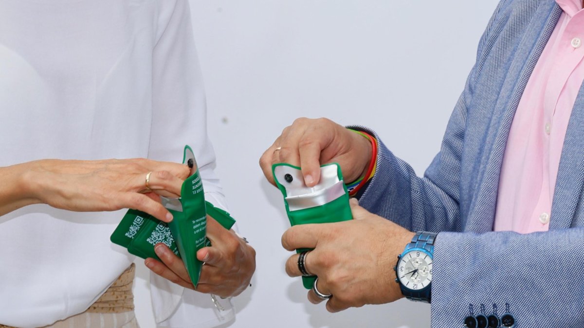 El Ayuntamiento de Valladolid y la Mesa del Tabaco distribuyen 7.500 ceniceros portátiles durante las fiestas patronales para concienciar sobre cómo deben desecharse las colillas. AYTO VALLADOLID