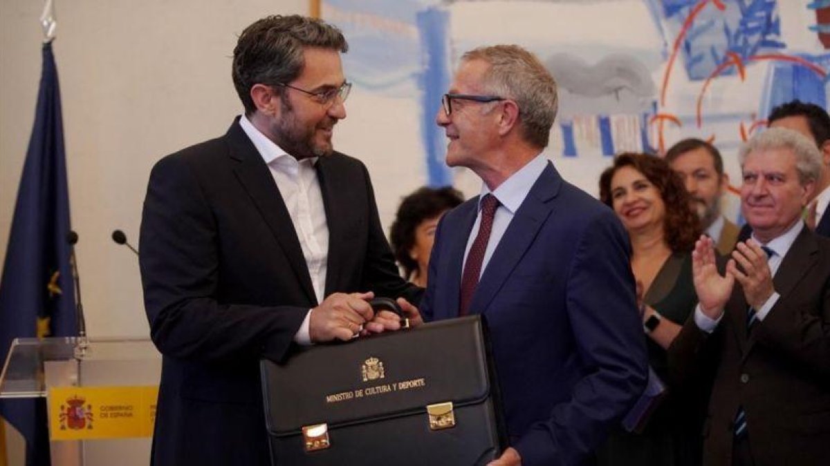 Màxim Huerta, izquierda, junto al nuevo ministro de Cultura, José Guirao, el jueves en Madrid.-JOSÉ LUIS ROCA