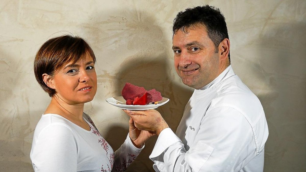 Noemí Martínez y Víctor Martín, del restaurante Trigo, muestran una de sus elaboraciones.-J. M. LOSTAU