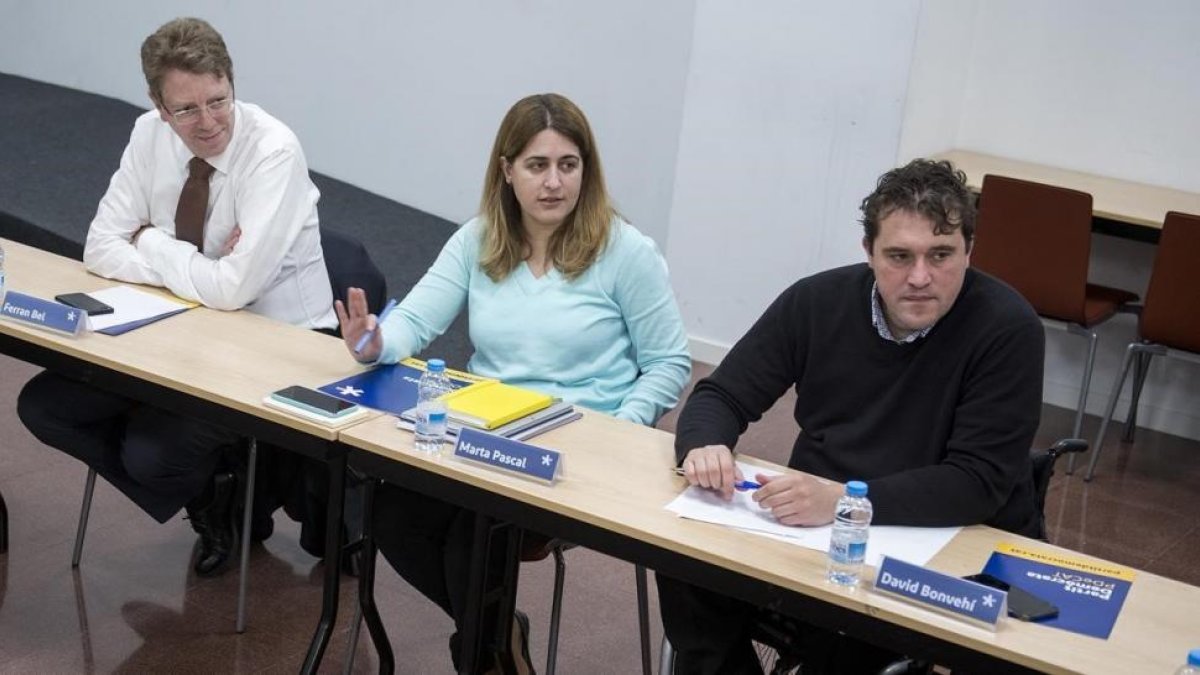 Los coordinadores del PDECat, Marta Pascal y David Bonvehí, junto a Ferran Bel .-JORDI COTRINA