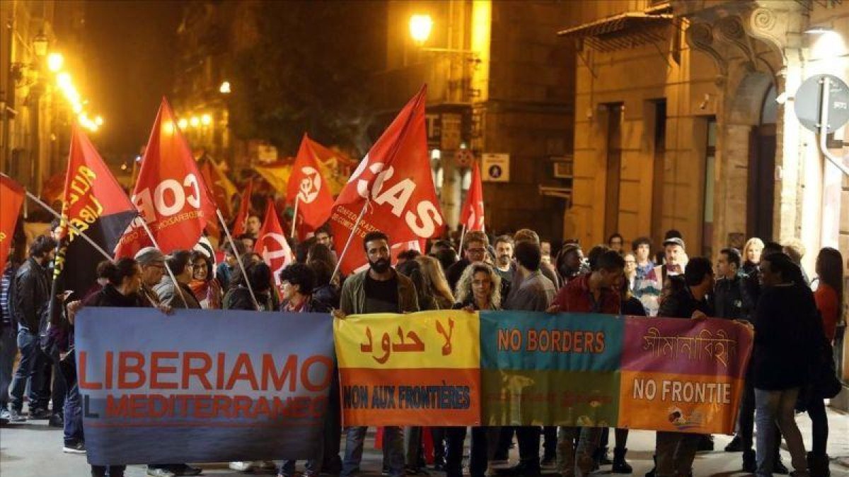 Protesta contra la cumbre de Libia en Palermo.-IGOR PETYX / ANSA