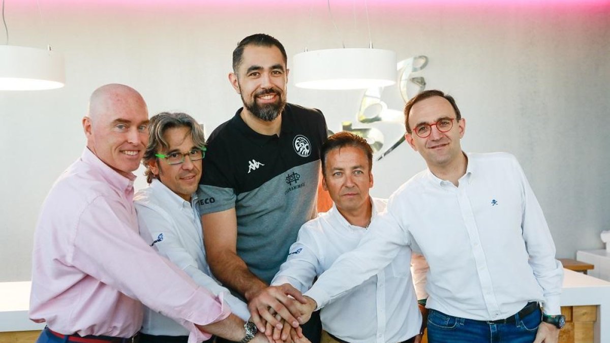 Mike Hansen, Carlos Gómez, Tom Granado, Juan Carlos Muñoz y Hugo López ayer en las instalaciones de Interob.-J. M. LOSTAU