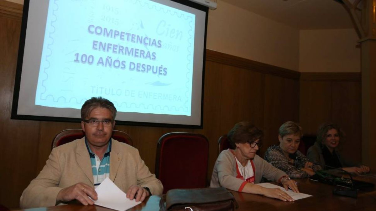 El presidente del Colegio Oficial de Enfermería, Juan Luis Badallo (I), inaugura la jornada 'Competencias enfermeras 100 años después'-ICAL