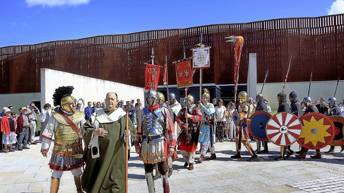 Desfile de soldados romanos en los actos del 50 aniversario de la Villa Romana La Olmeda.-ICAL