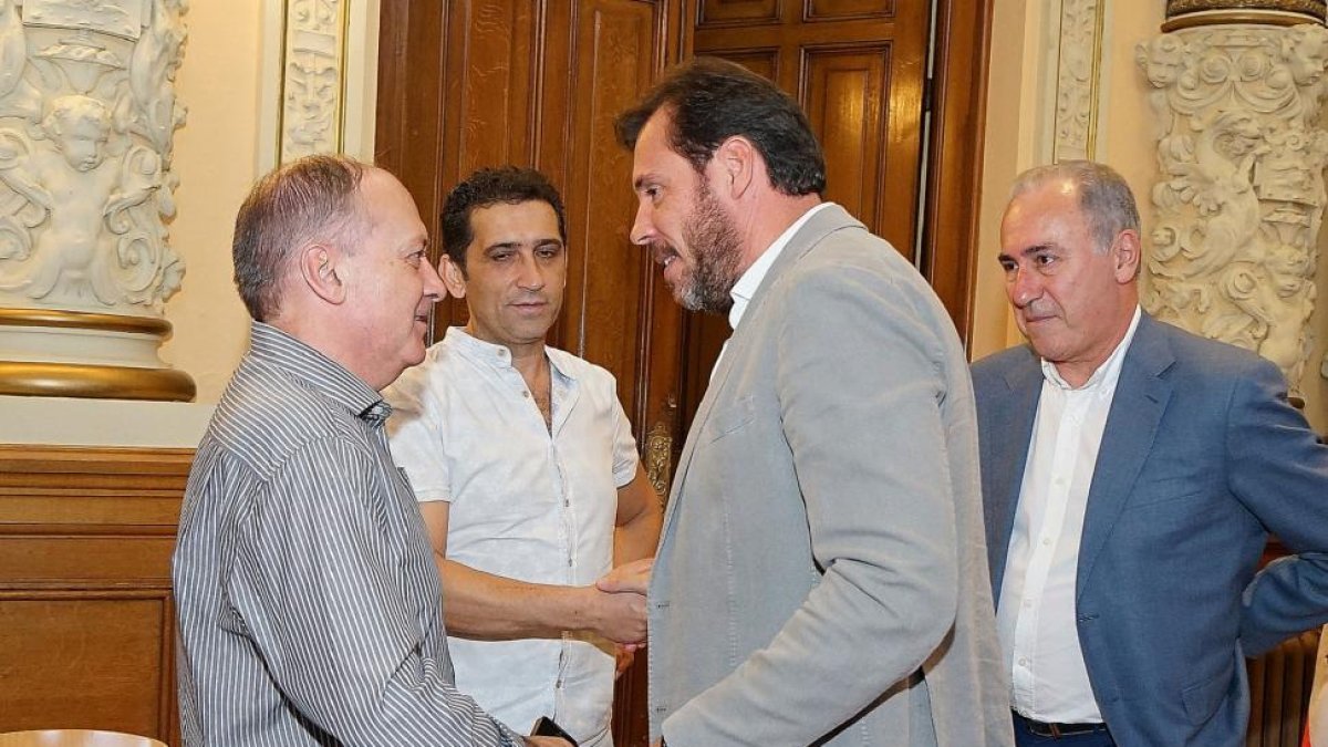 El alcalde de Valladolid, Óscar Puente, conversa con los secretarios autonómicos de UGT y CCOO, Faustino Temprano (I) y Vicente Andrés, después de presentar la I Estrategia Integrada Local de Empleo y Política Social del Ayuntamiento de Valladolid-ICAL