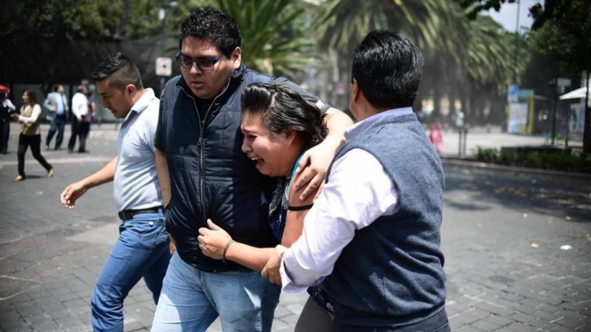 Ciudadanos aterrorizados por el terremoto de México.-AFP / RONALDO SCHEMIDT