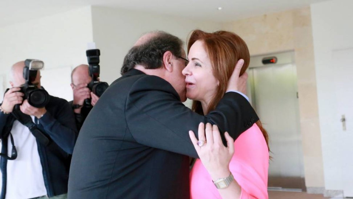 Juan Vicente Herrera y Silvia Clemente conversan al finalizar la reunión del Grupo Parlamentario Popular-Ical